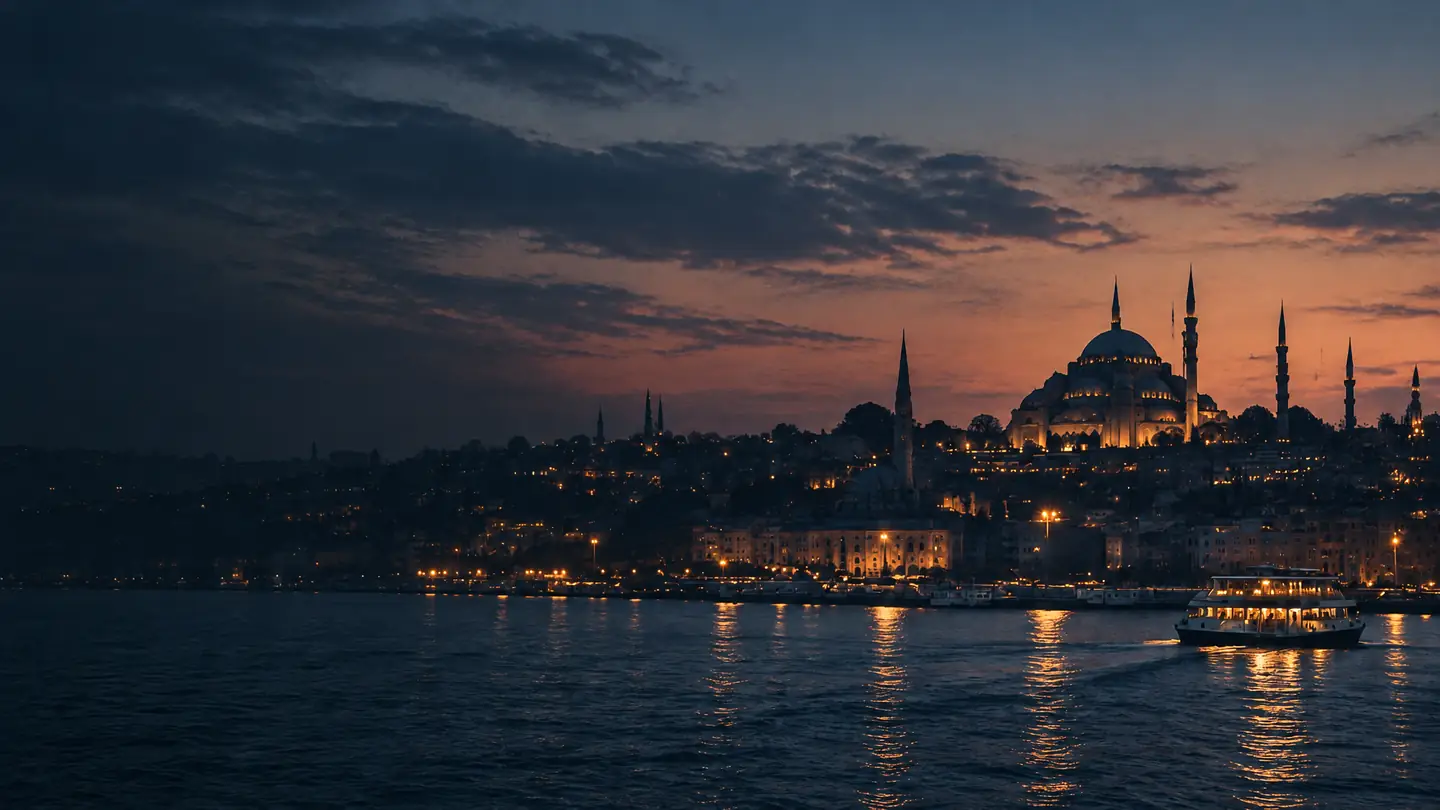 Bospor za soumraku před starým městem Istanbulu a minarety mešity.